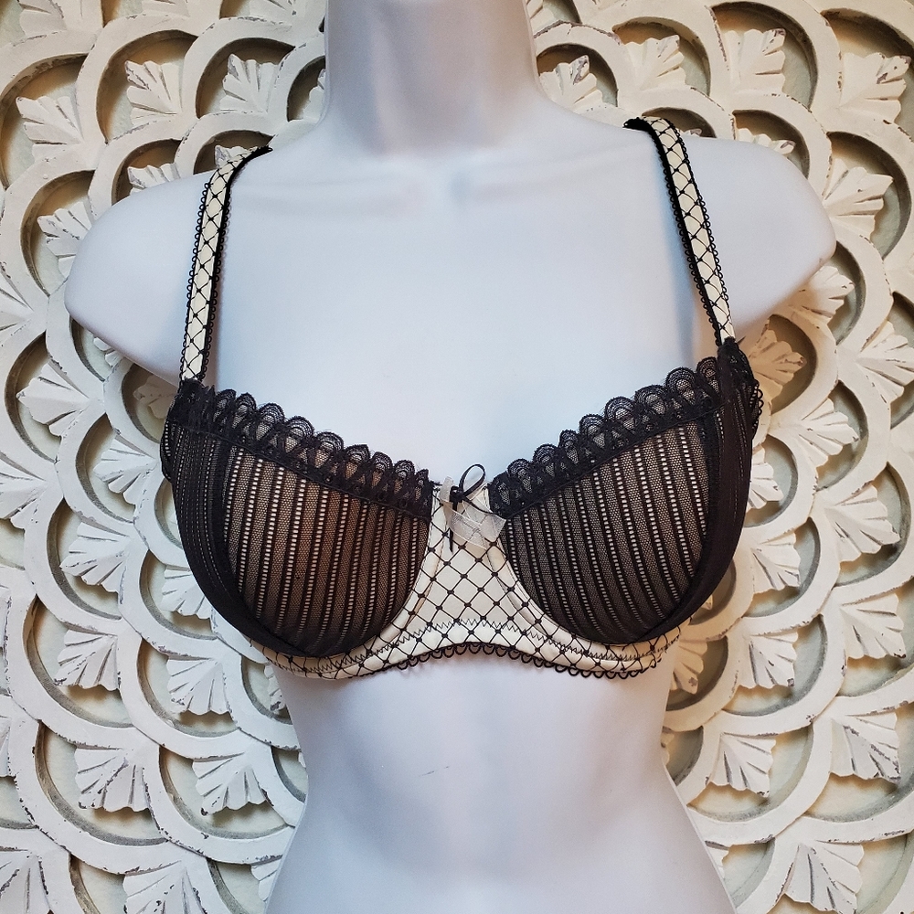 b. tempt'd 32DD Padded Underwire Bra Beautiful Black and White